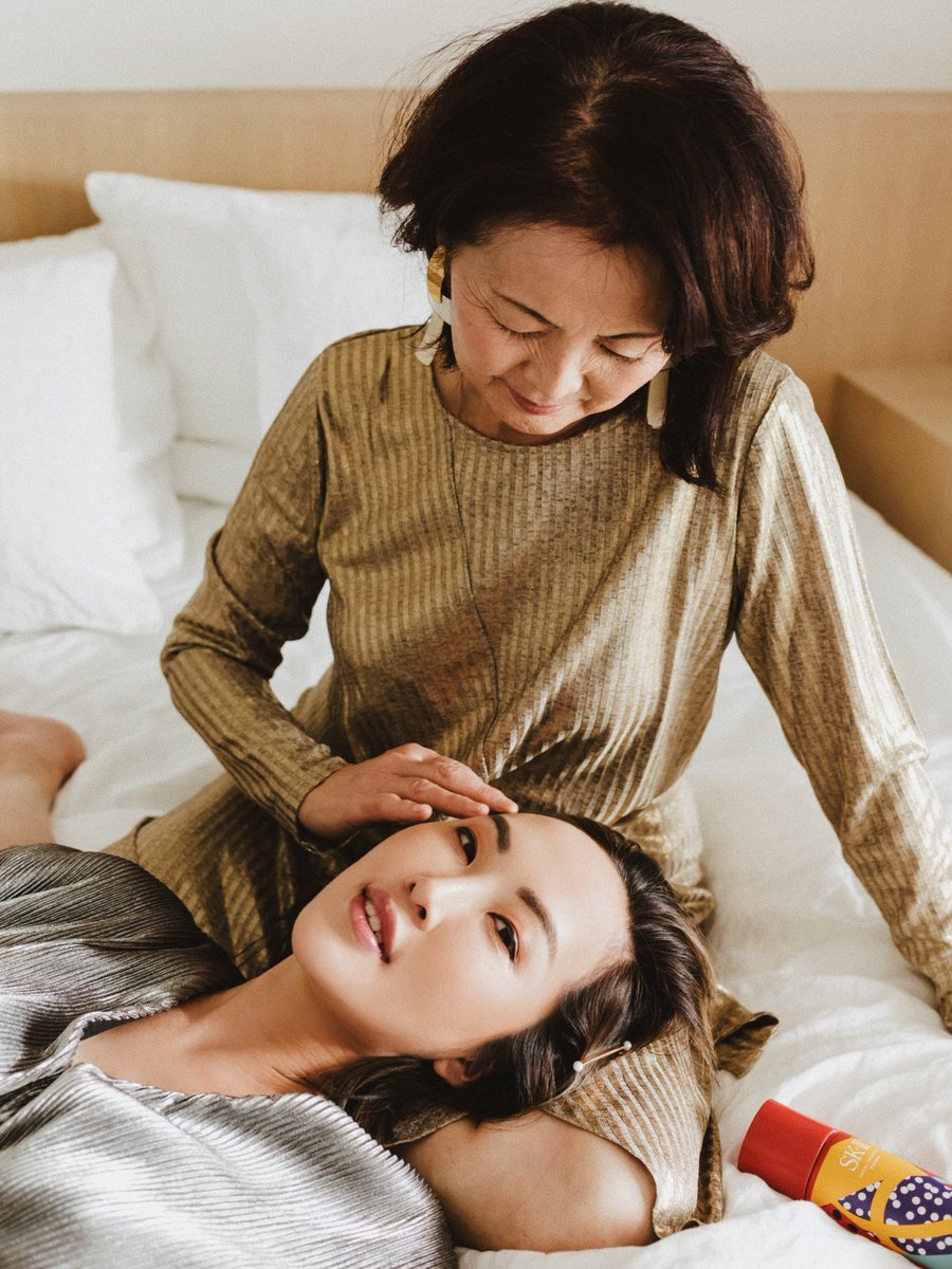 CHRISELLEtweets's tweet photo. On day 2 of the #12DaysofCHRISelle we partnered up with @SKII_US to share the Asian skincare beauty secret that my mom passed down to me! Check it out on the blog and find out how you can win a PITERA™ Welcome Kit here: https://t.co/9DhUlRMOjD! #PITERAWonderland #skiipartner https://t.co/2eUV5NoBVE