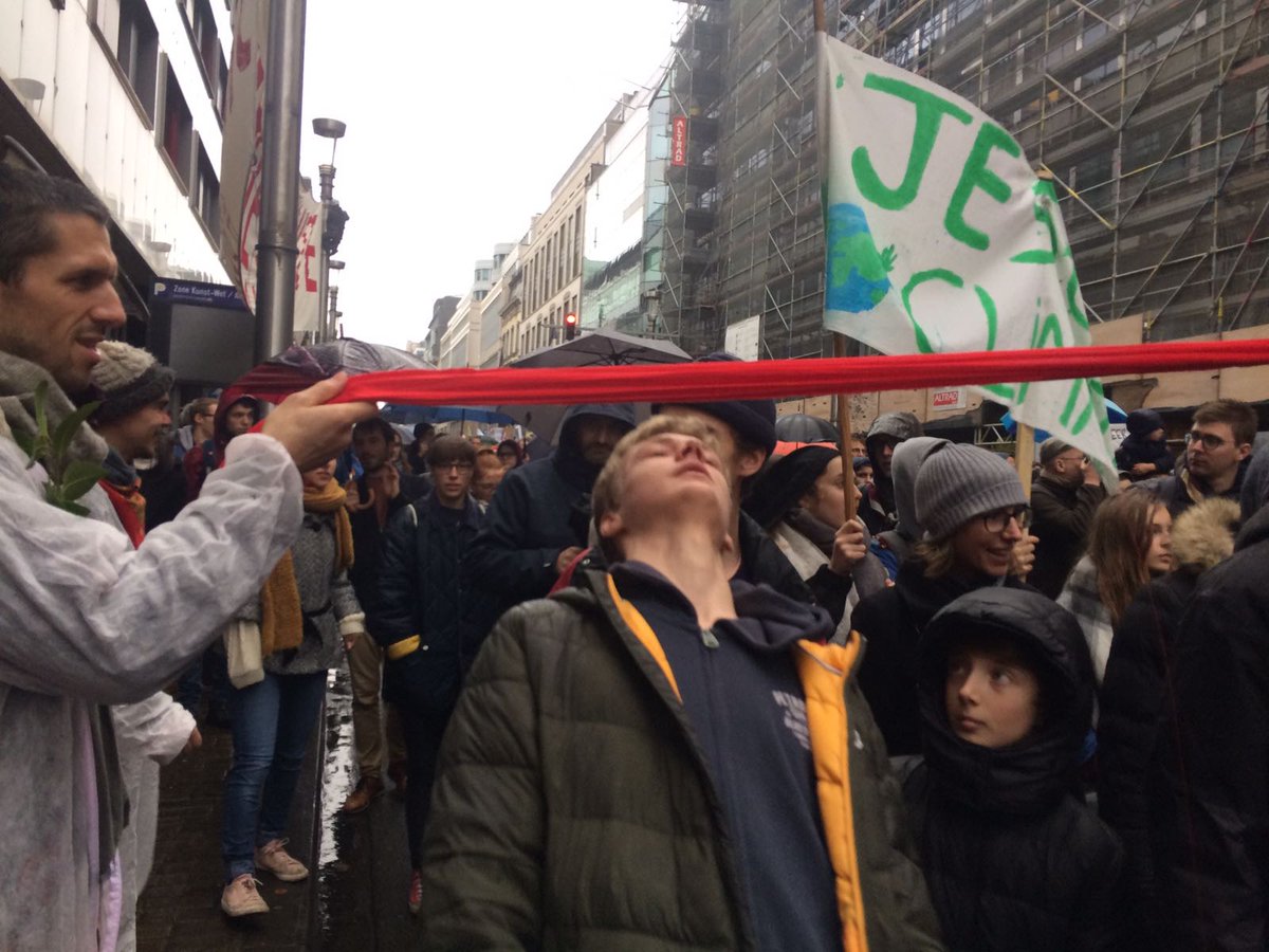Climate_Express's tweet photo. 🌎 THIS WAS #ClaimTheClimate 🌍
🔥 Jullie overtroffen ALLE verwachtingen!!!
🔥 Met 75.000 overspoelden we de hoofdstad! Een historisch moment voor België!!
🔥 Een kantelmoment voor het klimaatbeleid?
👇👇👇
Politici, nu is het aan jullie!! https://t.co/KLEqXOibYT