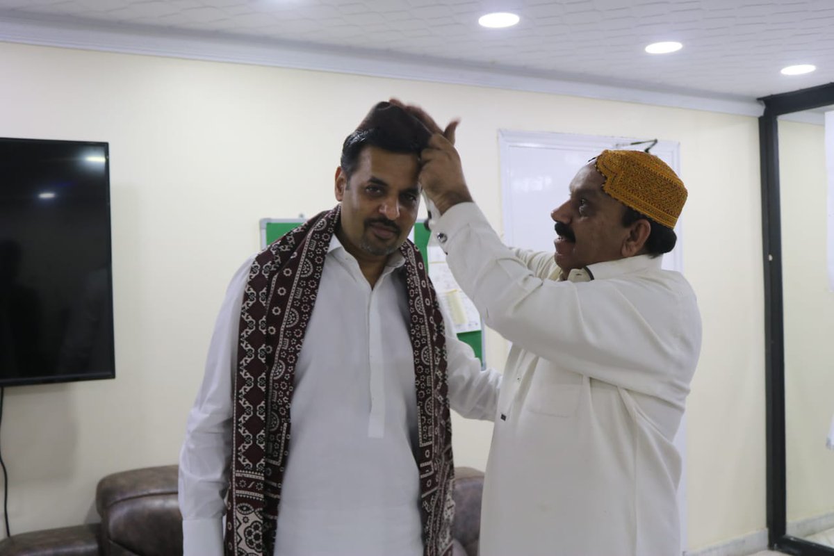 MQMPUpdates's tweet photo. سندھ کلچرز ڈے کے موقع پر پاک سرزمین پارٹی پاکستان کی سندھ کونسل کے صدر جناب شبیر قائم خانی و ارکین نے چیئرمین پی ایس پی سید مصطفی کمال اور صدر انیس قائم خانی کو سندھی ٹوپی اور اجرک کا تحفہ پیش کیا۔
@KamalPSP 
@AnisAhmedPSP 
#SindhiCulturalDay2018
#PSP #Karachi https://t.co/Y4MQCOpwj2