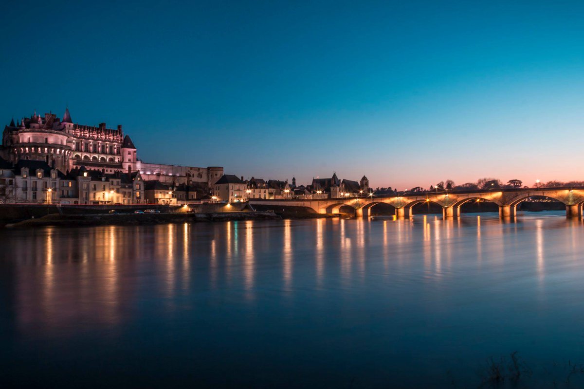 MyLoireValley's tweet photo. La ville d'Amboise à la nuit tombée... merveilleuse ! ✨

Merci 📷 Bastien Chilloux Photography - #valdeloire #touraine #amboise https://t.co/3DcaTaMiNW