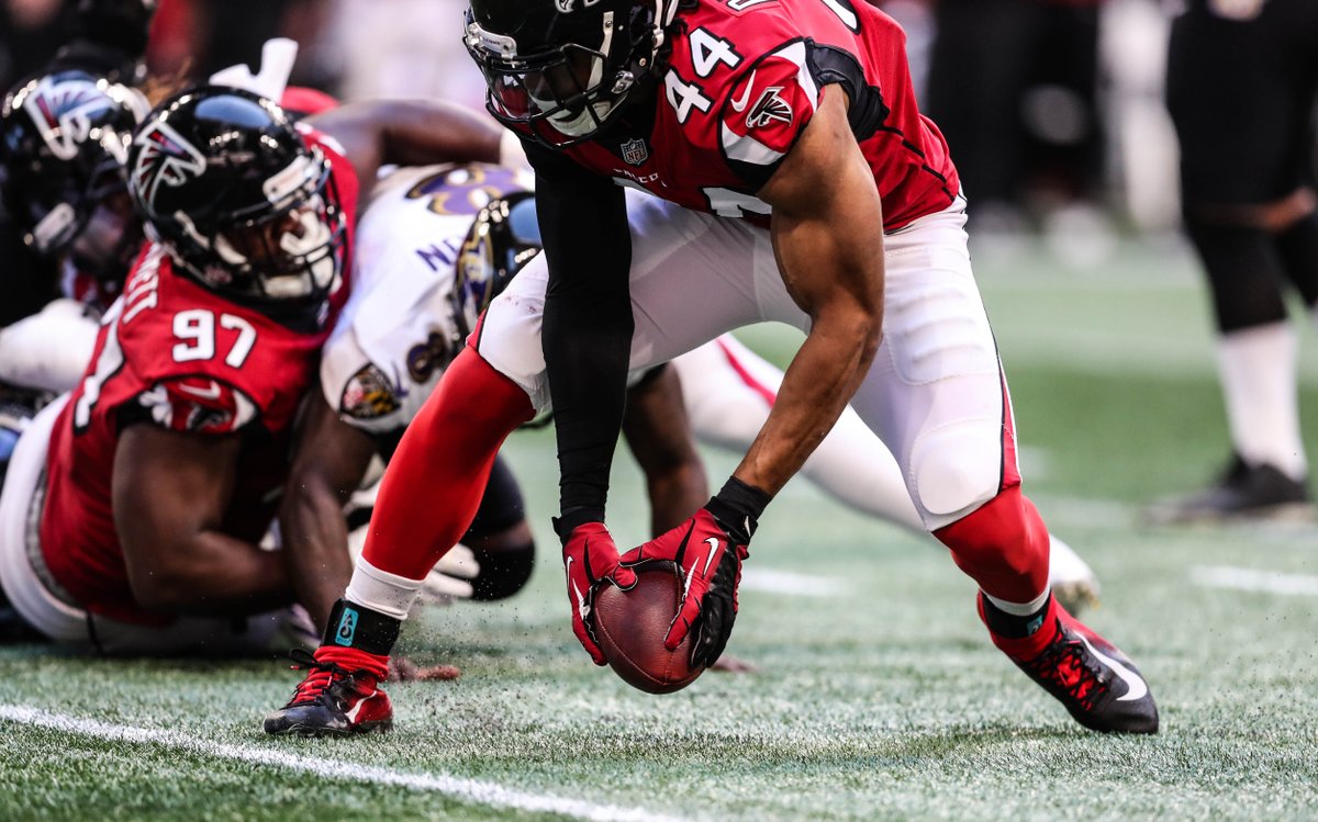 AtlantaFalcons's tweet photo. .@GradyJarrett strips it.
#BEASTLEY💪 takes care of the rest.
#InBrotherhood https://t.co/QwRrjcjqYU
