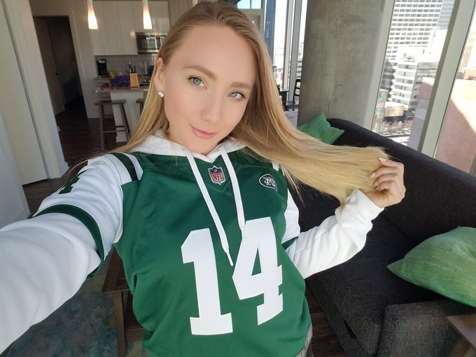 1 pic. Jets gear on? Ready to head to the game! Add my public shhnap to watch all the fun ?? ajsapplebooty