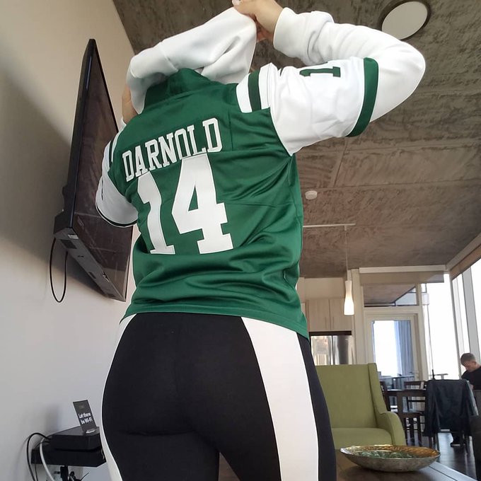 2 pic. Jets gear on? Ready to head to the game! Add my public shhnap to watch all the fun ?? ajsapplebooty