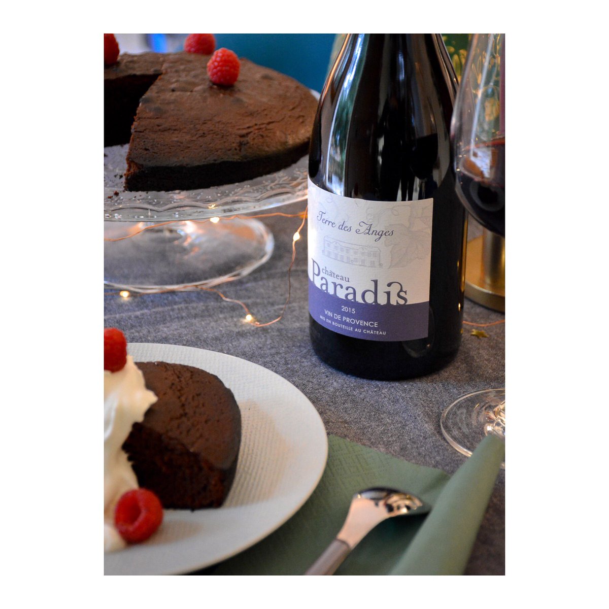 Mlleboitdurouge's tweet photo. Le saviez-vous ? Les vins tanniques s’entendent à merveille avec l’amertume du chocolat. https://t.co/Lyiy8owpdK