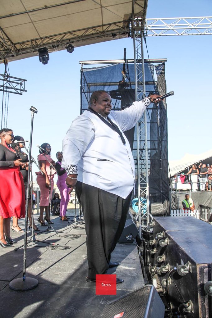randscapetown's tweet photo. Rev. Nkomfa performing LIVE at day 3 of #TheUltimateWeekender! π
#RandsSundae
#SeeYourVibe https://t.co/tdHVKHpSy3