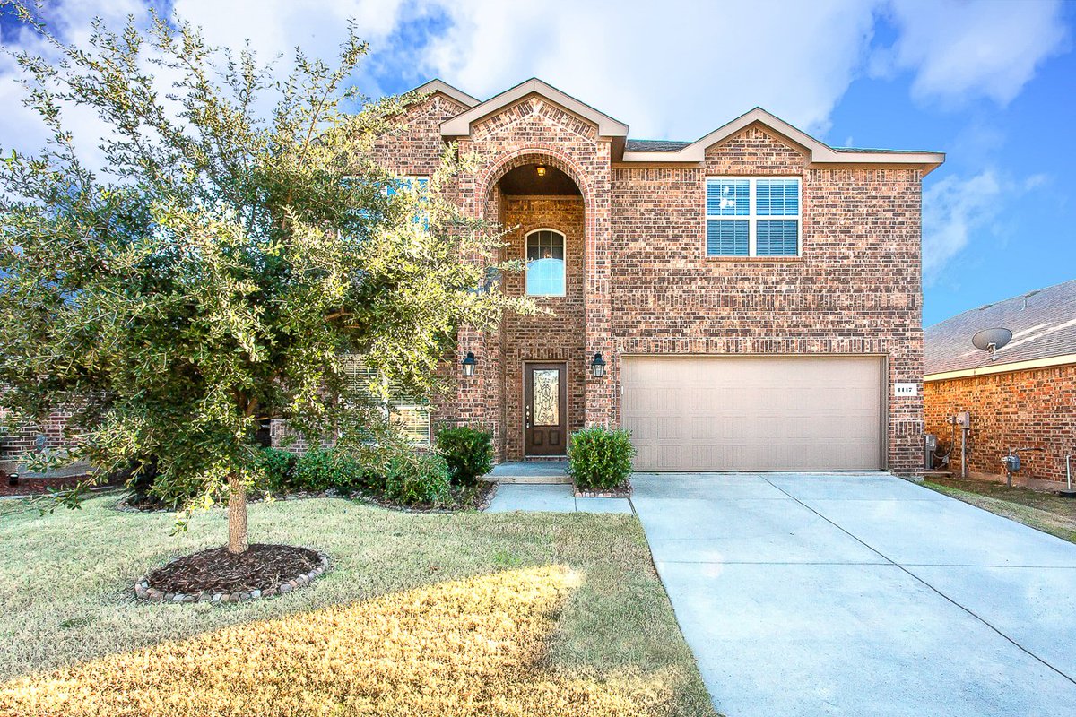 ShawnaYourAgent's tweet photo. #OpenHouse today Dec 2nd from 2-4pm on this Gorg #Melissa home for sale for only $275,000 with 4 bedrooms, 3 baths, 3 living areas, 2 car garage in a charming master planned community | Marketed by VIP Realty | Click or call for more info 214-295-4888 | #McKinneyRealEstate https://t.co/pafvs3ZIo3