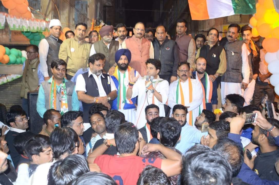 RaisJalupura's tweet photo. चौड़ा रास्ता जयपुर में मध्यप्रदेश के भावी मुख्यमंत्री कांग्रेस के दिग्गज नेता श्री ज्योतिरादित्य सिंधिया जी ने किशनपोल प्रत्याक्षी अमीन कागज़ी के समर्थन में
विशाल जनसभा को संबोधित किया !
#With_Congress
@SachinPilot @RahulGandhi @INCIndia @INCRajasthan @INCAminKagzi @JM_Scindia https://t.co/atTV4whQcS