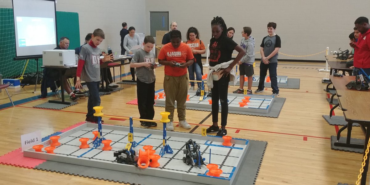 DallasisdSTEM's tweet photo. Congratulations to @AnnRichardsMS, Robert T Hill MS, and #DealeyDISD for qualifying for the #VEXIQ State Championship! Thank you @AnnRichardsMS for hosting the event! #DallasISD https://t.co/66wFRFiOjS