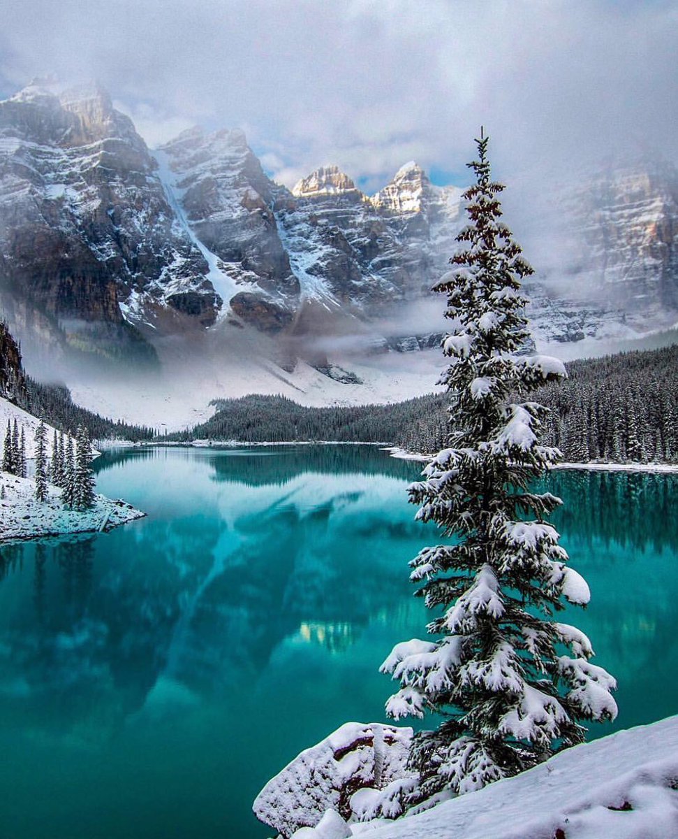 Lake Moraine is a mountain lake located in Banff National Park, in Alberta, #Canada.