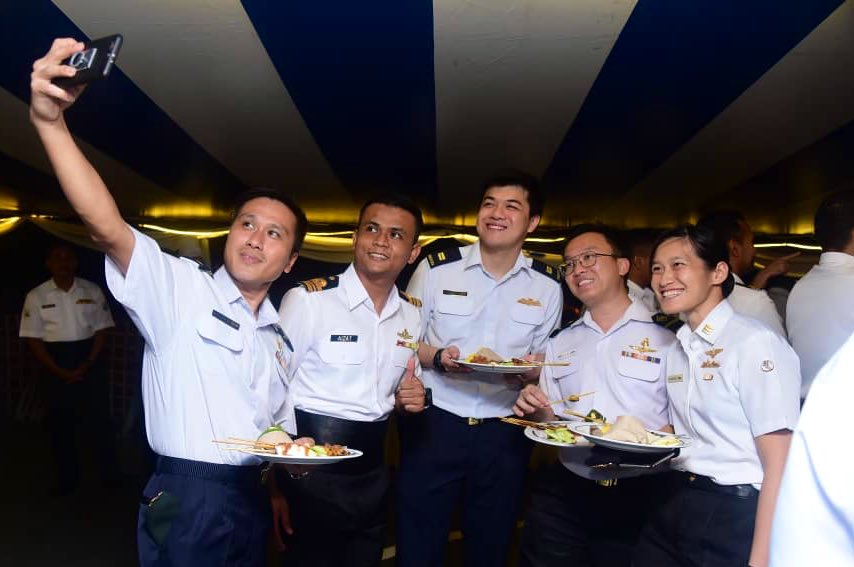 MPA_Barat's tweet photo. @KdLekiuFrigate jadi platform bagi malam koktel #MALAPURA2018 di Changi Naval Base. Pelbagai juadah tradisional termasuk pulut kuning disediakan bagi mempamerkan kebudayaan Melayu. Tambah menarik, warga #NavyPeople turut mempersembahkan tarian zapin melayu.
#NavyNews https://t.co/UMPir3Wod5