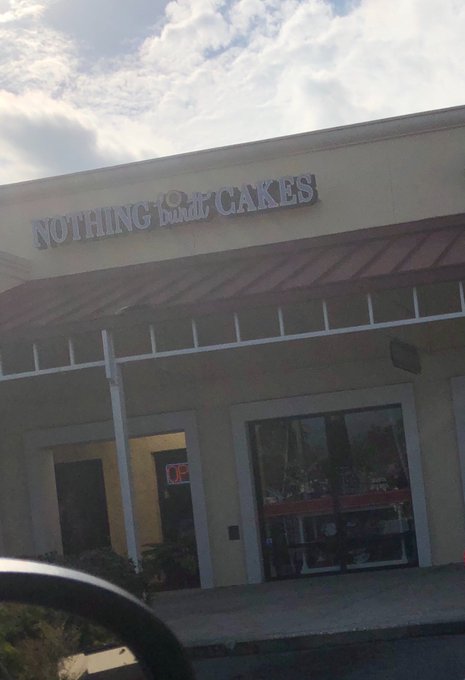 So do y&rsquo;all sell bundt cakes or not?? https://t.co/M0zrBxBPb3