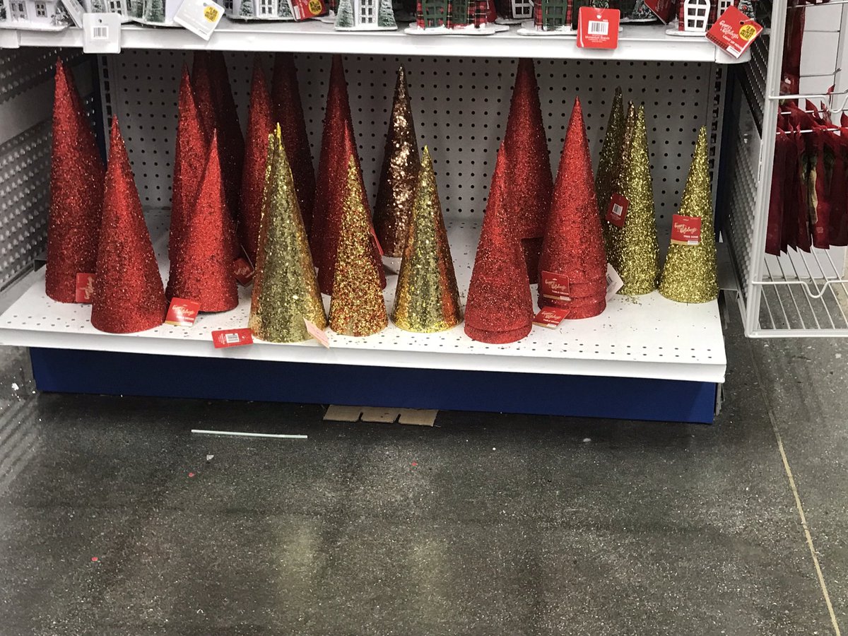 emilycoy4's tweet photo. So I found the store where the @fotus got the ideas for her XMAS decorations
#99centsonlystores
#christmaschungalungas
#cheaptaste
#Christmas2018
#handmadechristmas
#SNL https://t.co/uCRfb4uUGD