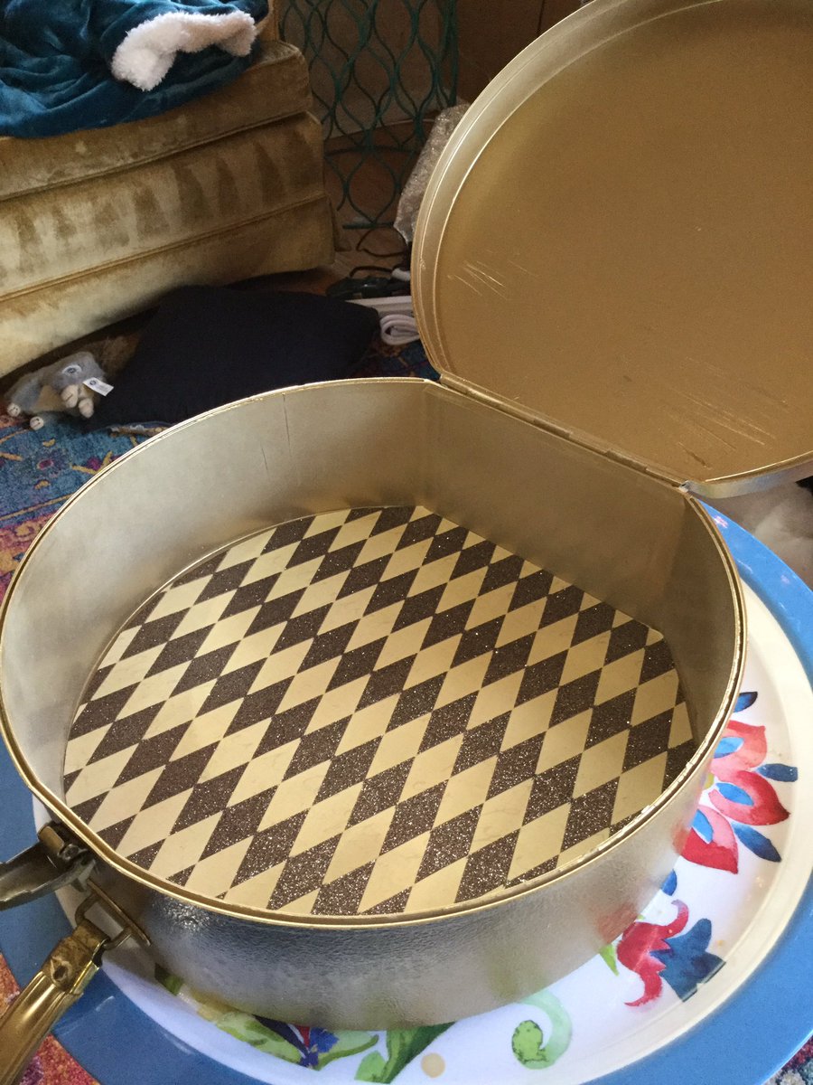 Gratefulmuse's tweet photo. Up cycled vintage Hat Box gets extra with a glossy coat of gold paint and super cute gold and cream harlequin pattern. Adorable and functional. A glorious box for precious objects and a perfect holiday centerpiece. #hatbox #upcycled #vintage #holidayseason #gifts #Tucson #shiny https://t.co/B4Njl8LivT