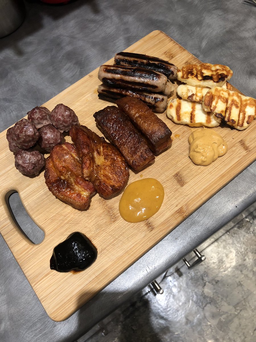 MrBoothY6's tweet photo. What you make for tea when you’ve got a load of meat and cheese that needs eating. Not sure about how good for me it is. https://t.co/lwkEtAxriQ
