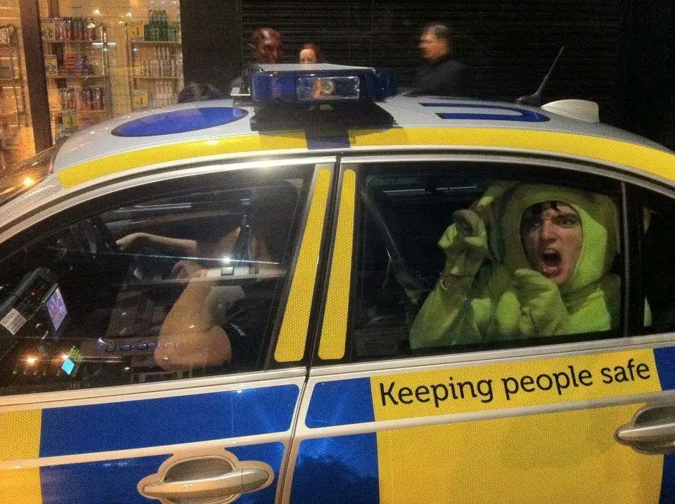 74frankfurt's tweet image. A Teletubby gets arrested in Glasgow.