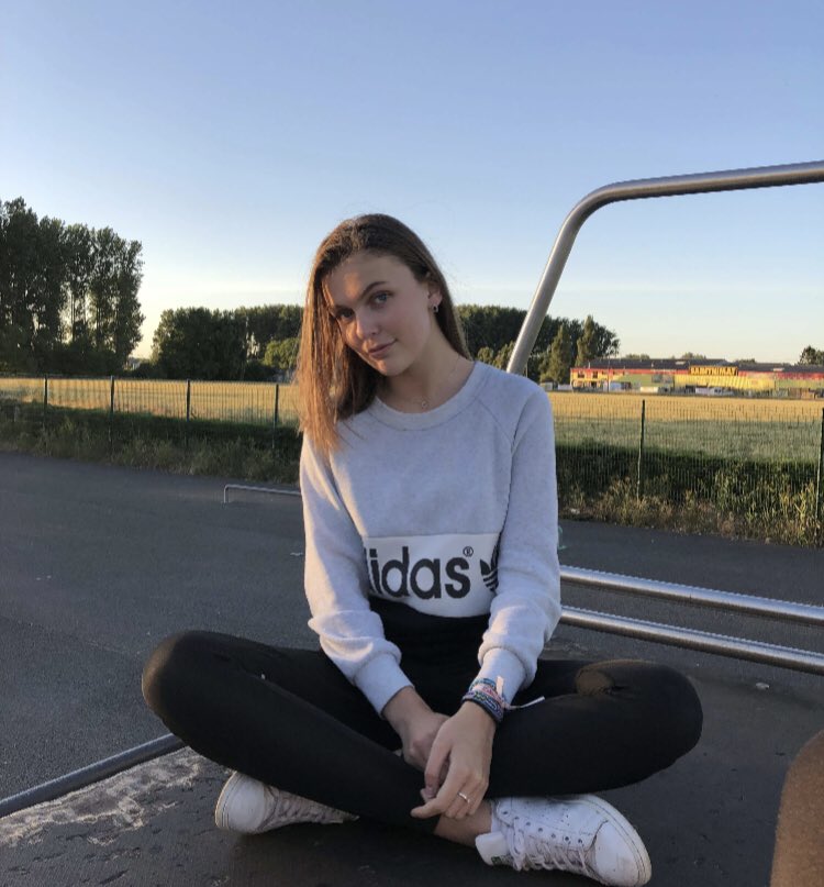 mel_cstln's tweet image. #Evolution2018 jcrois que j’ai une préférence pour mon profil gauche .. 🤧