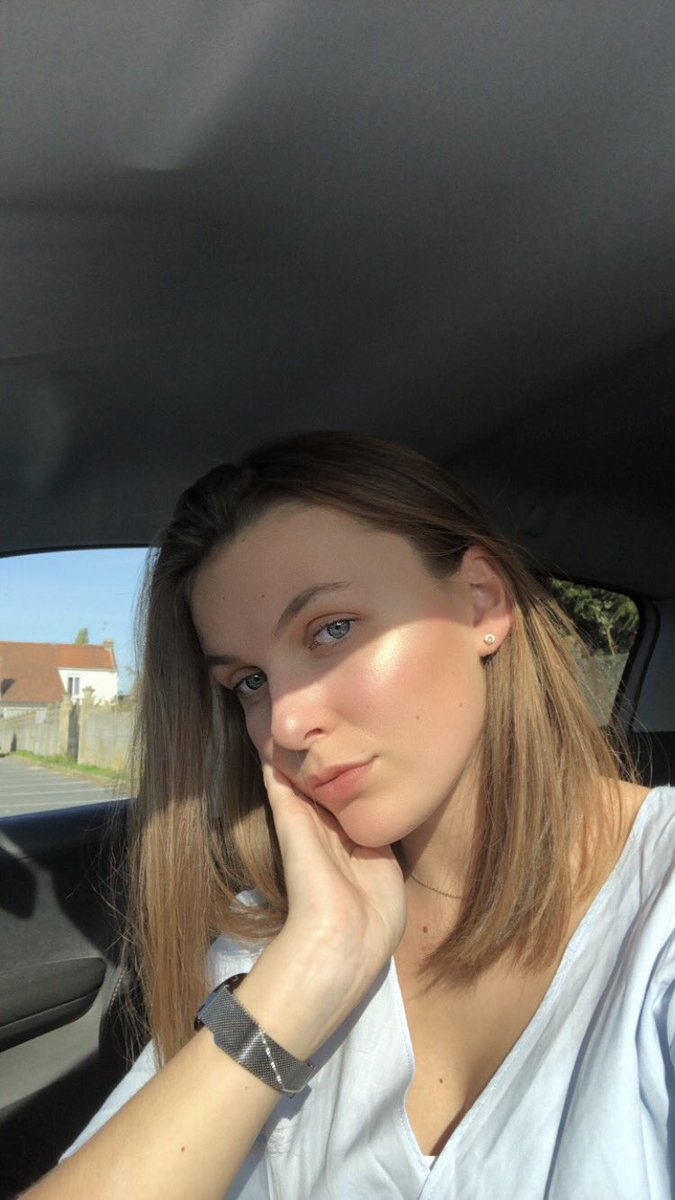 mel_cstln's tweet image. #Evolution2018 jcrois que j’ai une préférence pour mon profil gauche .. 🤧