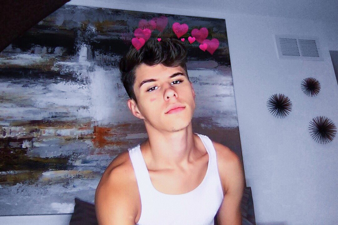 jacksonxkrec's tweet photo. Look at me being all Gay nd shit #vibrantLGBTQ https://t.co/PAZtXBfrIT