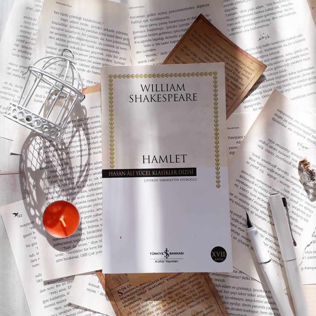 Kitapcumlelerii's tweet photo. İnsan insan mıdır, yalnızca yiyip içmek ve uyumakla geçiriyorsa hayatı ?

Hamlet / William Shakespeare https://t.co/cE5CHBBpaN