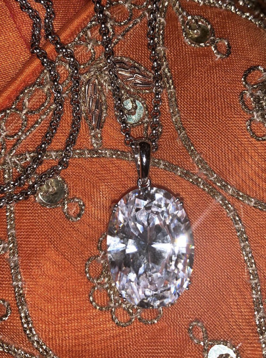 AlicePritchard0's tweet photo. Oh you know.. just a 16 carat diamond necklace you’re best friend gives you on her wedding day 😍 #lucky #ihavethebestfriends #bestweekofourlives #guardingitwithmylife #treasuredmemories https://t.co/9LVXO0ojrT