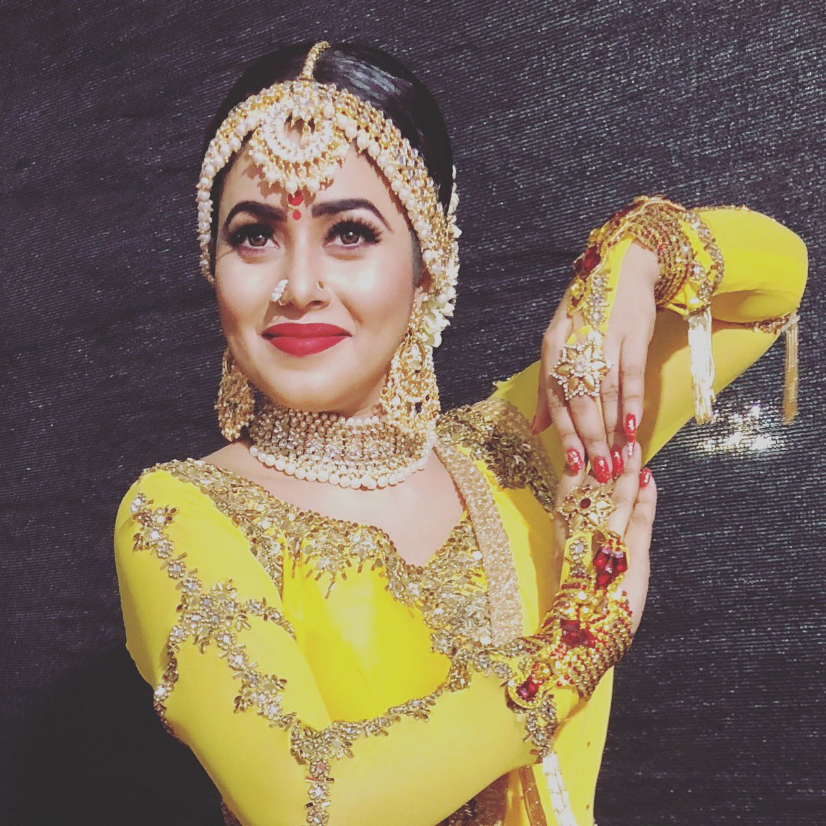 shamna_kkasim's tweet photo. 25years of #asianet  THRYAMBAKAM with legend Sooryakrishnamurthy sir  Makeup : @unnips  Hairstylist: @sudhiar991  Stylist : @namitha_santhosh https://t.co/VW0GsdVVc0