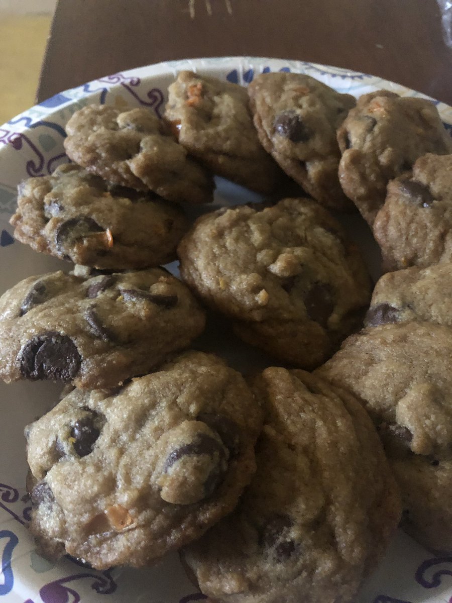 candh_thepure1's tweet image. #secondbatch of #experiment done. #darkchocolatechip with #orange and #habanero. #crazybakes continue 😏🍪👨🏼‍🍳