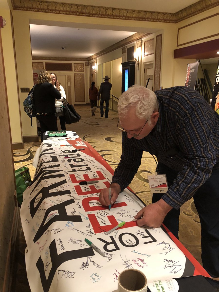FarmersForTrade's tweet photo. Another Farmer for Free Trade!  Come sign our #BigBanners and pick up one of our #BigButtons ⁦@ILFarmBureau⁩ and ⁦@WIFarmBureau⁩ https://t.co/7ukB6j3inT