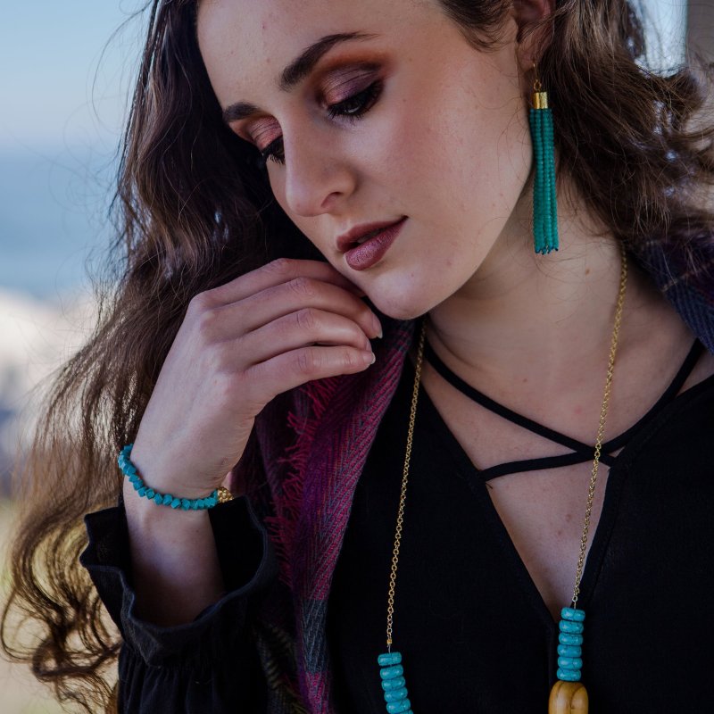 Mission__Made's tweet photo. Just because it's a little gloomy doesn't mean you can't rock a pretty pop of color! 
.
.
.
#handmade #missionmade #creatingjobs #restoringhope #empoweringpeople #handmadejewelry #haiti #instadaily #fashion #jewelry #fashionforgood https://t.co/6GR0By4uEu
