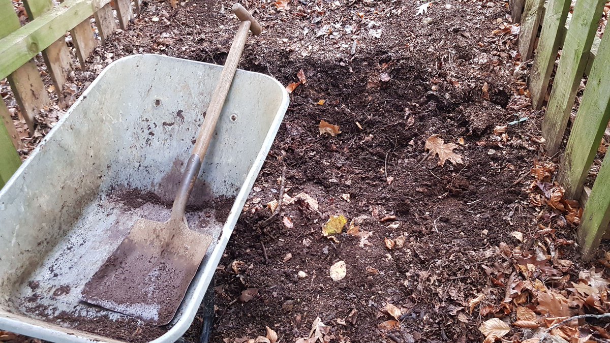 WFGA_'s tweet photo. After all this rain now is the perfect time to mulch beds and borders with organic matter 7 to 10cm deep. Feeds the soil, improves structure, &amp; helps keep weeds down #topicaltips https://t.co/gjOU3DfXNt