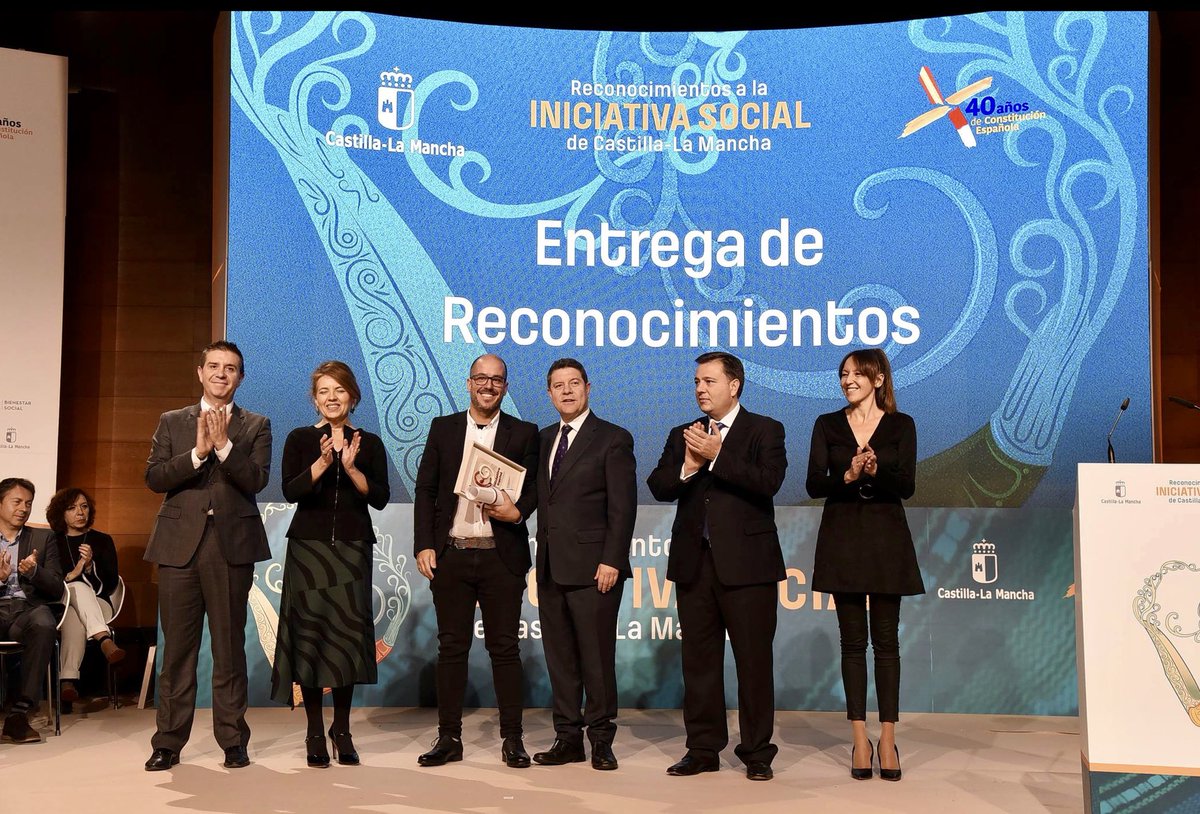 xilvestre's tweet photo. Un honor charlar un rato con @fesserjavier en la entrega d premios #iniciativasocial d @gobjccm en la q ambos fuimos galardonados, #campeoneslapelicula y @ResiCervantes x todas las actividades y ntros videos,entre otros #campeones #versionresi, mas feliz q una perdiz,INCREIBLE! https://t.co/sdj0kQKQPU