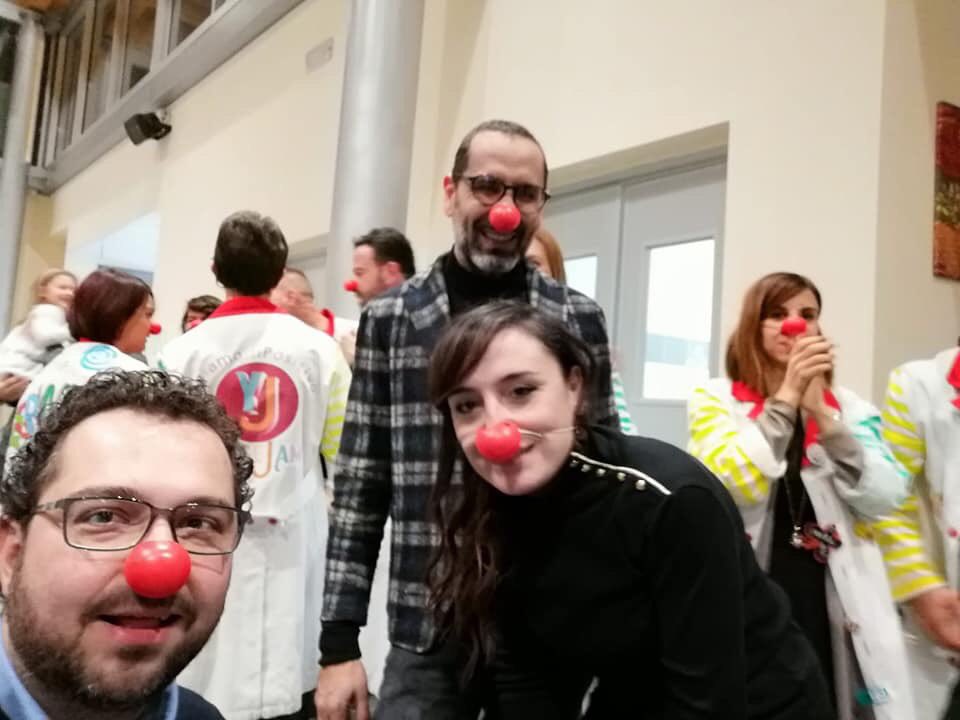 lallotrgmailco2's tweet photo. Dieci anni di Clown Vip Terni
"Un volo per Anna" con #ValeriaAlessandrini - Lega  - Ass. alla scuola del Comune di #Terni e #DevidMaggiora - vice Presidente Consiglio Comunale di Terni.
Cena di beneficenza preparata dai ragazzi del Casagrande.
Nasi rossi e sorrisi. https://t.co/8lEVZrZc0B