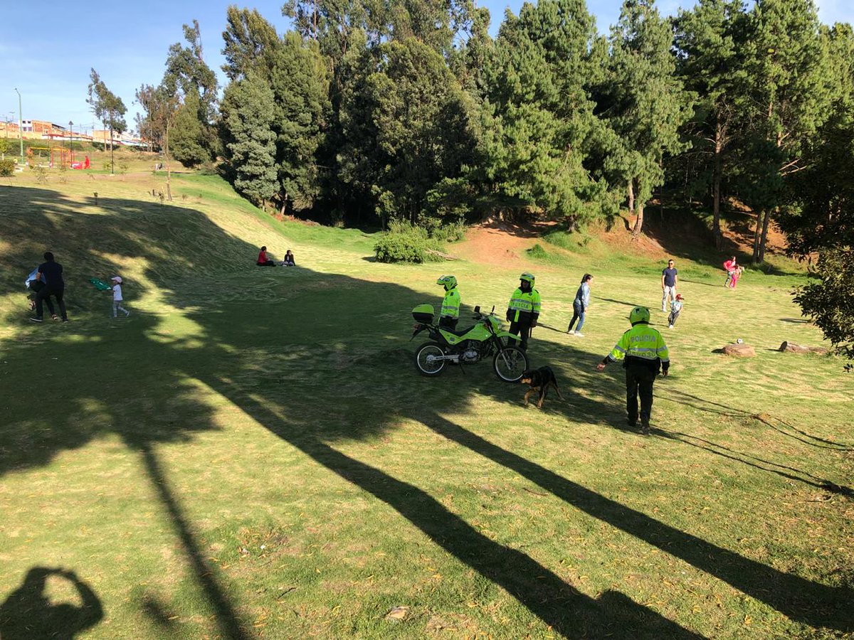 PoliciaMTunja's tweet photo. En el #Multiparque #Cooservicios de #Tunja, realizamos campañas para prevenir el hurto a personas, entregando recomendaciones de seguridad y auto protección.
#MásCercaDelCiudadano https://t.co/IOcpXCDjeG