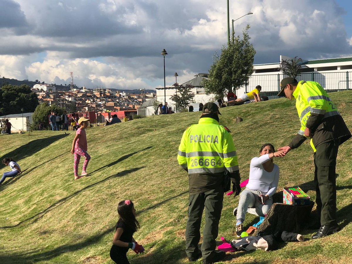 PoliciaMTunja's tweet photo. En el #Multiparque #Cooservicios de #Tunja, realizamos campañas para prevenir el hurto a personas, entregando recomendaciones de seguridad y auto protección.
#MásCercaDelCiudadano https://t.co/IOcpXCDjeG