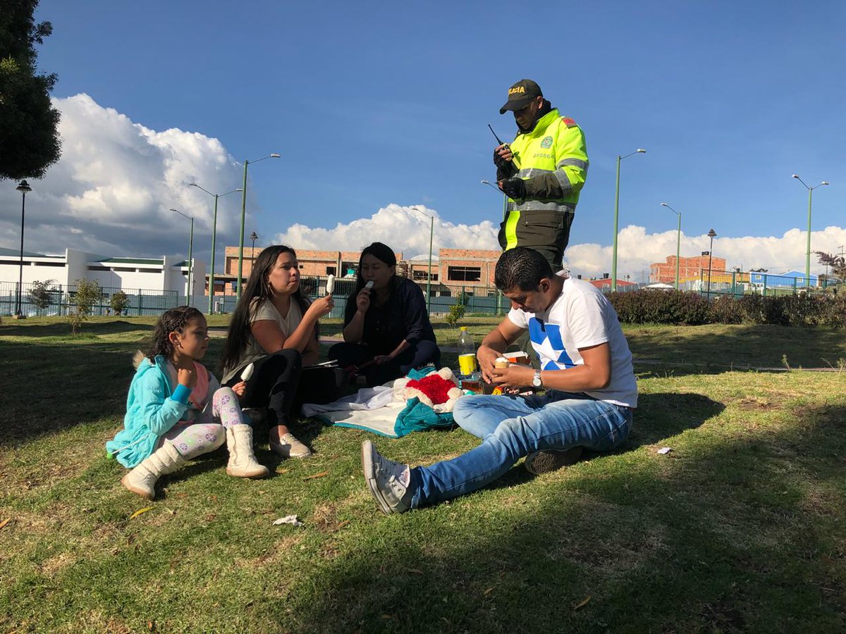 PoliciaMTunja's tweet photo. En el #Multiparque #Cooservicios de #Tunja, realizamos campañas para prevenir el hurto a personas, entregando recomendaciones de seguridad y auto protección.
#MásCercaDelCiudadano https://t.co/IOcpXCDjeG