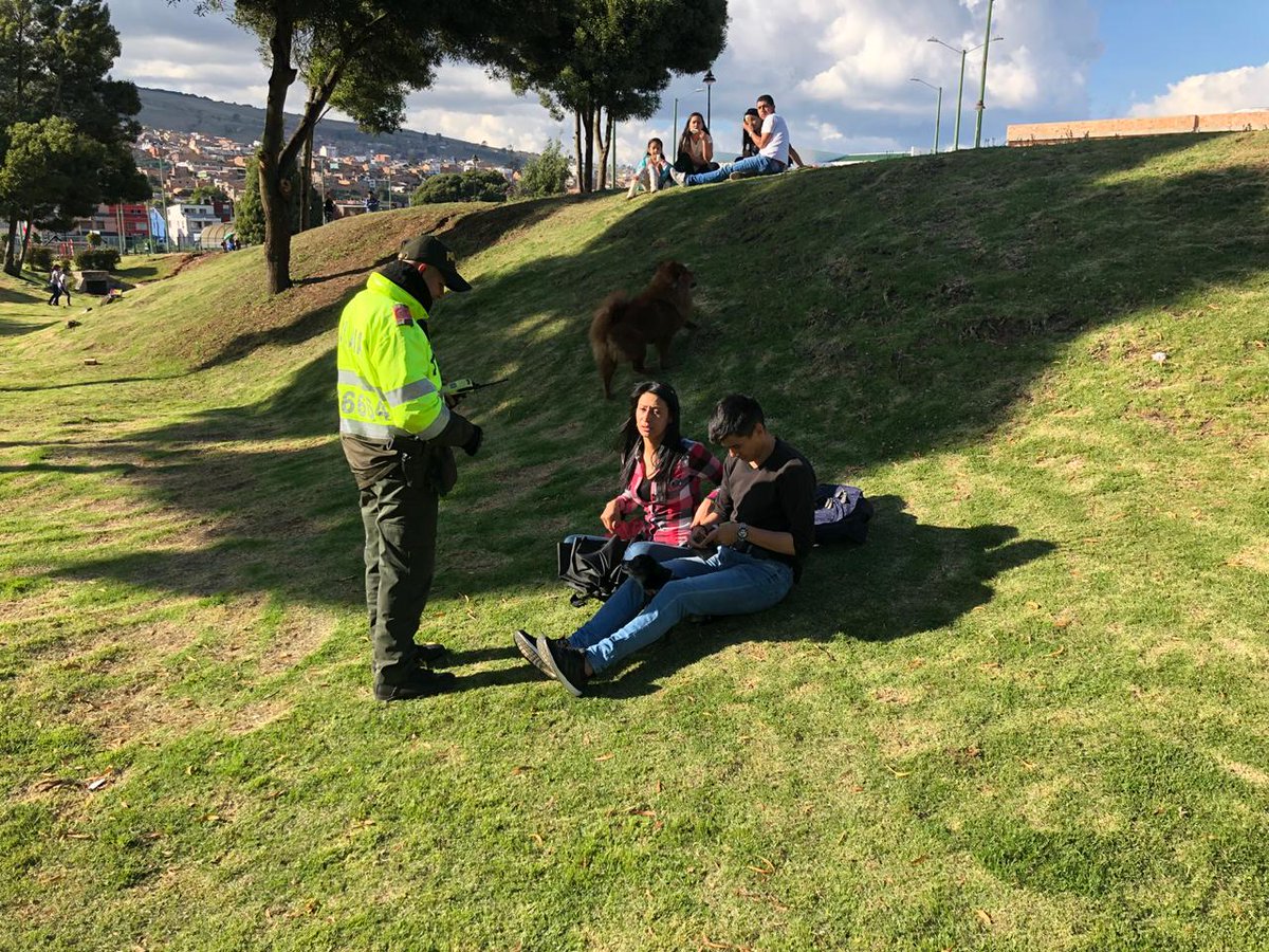 PoliciaMTunja's tweet photo. En el #Multiparque #Cooservicios de #Tunja, realizamos campañas para prevenir el hurto a personas, entregando recomendaciones de seguridad y auto protección.
#MásCercaDelCiudadano https://t.co/IOcpXCDjeG