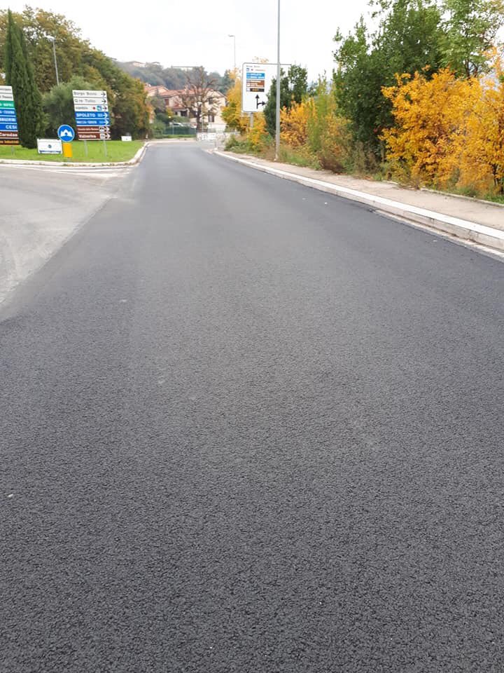 lallotrgmailco2's tweet photo. Proseguono i lavori di rifacimento del manto stradale cittadino. Sistemati i tratti più critici di via Bramante, via Ettore Proietti Divi e via Piermatti.
Interventi anche in via Narni e zona San Giovanni. In programma altri interventi. 
Piccoli passi. Uno dopo l'altro. https://t.co/aINvDXLsMS