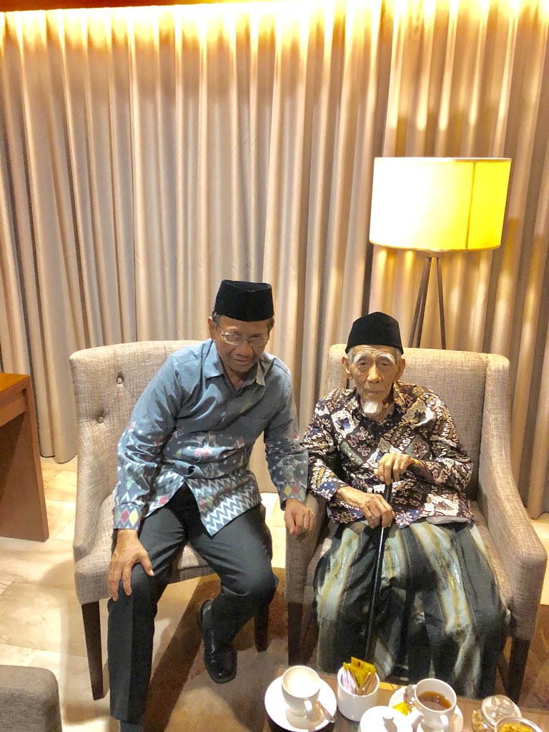 mohmahfudmd's tweet photo. Alhamdulillah, tadi malam sampai jam 00 berdiskusi dgn K. Maimun Zubeir di Yogya tentang Indonesia kita. Pemilu 2019 Insya Allah lancar dan aman. Ramai2 menjelang Pemilu adl hal biasa, bagian dari perkembangan demokrasi yg wajar. https://t.co/KH9Wighz7X