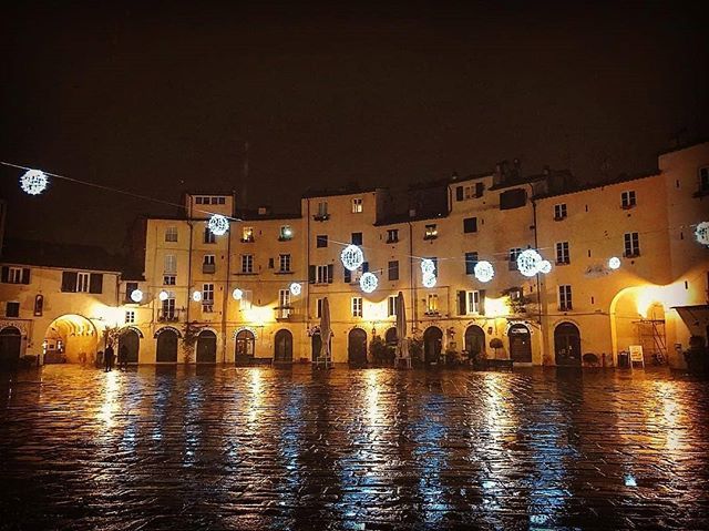 welcome2lucca's tweet photo. 🇮🇹 Lucca è una città molto tranquilla e difficilmente troverete molte persone a passaggio dopo sera... 😅
Questa però è anche una cosa affascinante, soprattutto poco prima di Natale, perché sarete "padroni" della città e potrete ammirare strade e piazze illuminate dagli addob… https://t.co/CQm77nLX5L