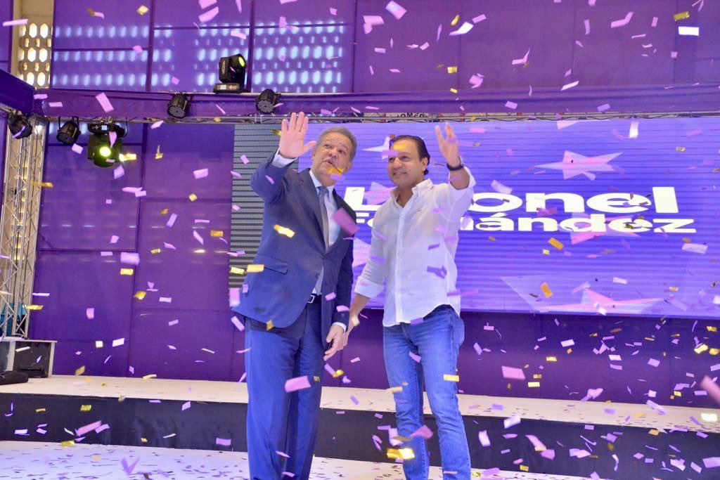 LeonelFernandez's tweet photo. Yo, particularmente, me siento profundamente renovado y agradecido, al saber que podemos contar con el apoyo irrestricto de un joven como exitoso como @AbelMartinezD. https://t.co/B3rUxJAJEJ