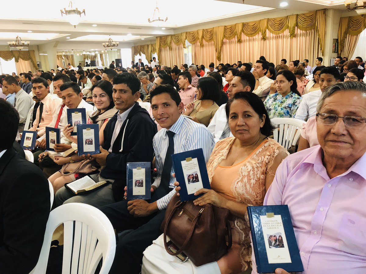 YanezWashington's tweet photo. Más de 800 maestros de Escuela Sabática de @AdventistasMES reciben el Manual #CSOES y son capacitados en #GPlifEStyle @PrEdisonchoque https://t.co/ZuN0UvhBA9