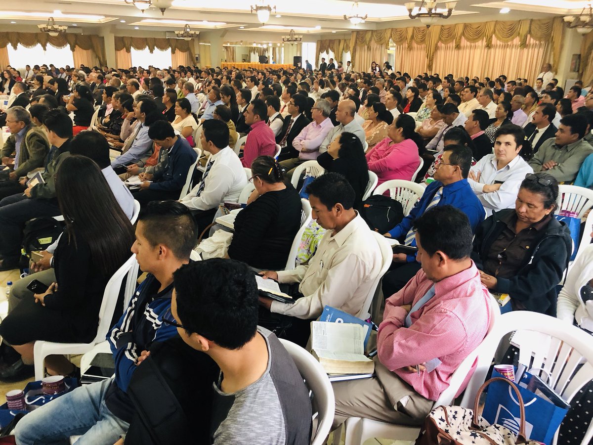 YanezWashington's tweet photo. Más de 800 maestros de Escuela Sabática de @AdventistasMES reciben el Manual #CSOES y son capacitados en #GPlifEStyle @PrEdisonchoque https://t.co/ZuN0UvhBA9