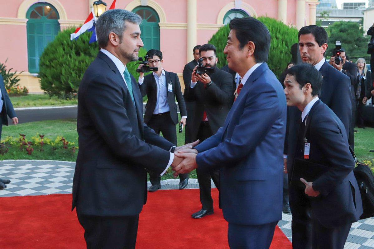 PresidenciaPy's tweet photo. Llegó al #PalaciodeLópez el Primer Ministro de Japón @AbeShinzo. Lo recibió el Presidente de la República @MaritoAbdo.
#ParaguayJapón 🇵🇾🇯🇵 https://t.co/2hGqlV95fG
