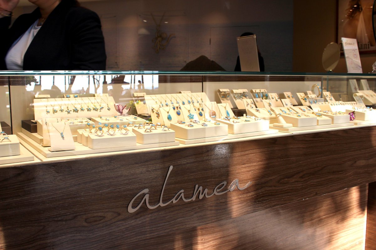 PualeilaniShops's tweet photo. Come to Alamea and check out Larimar from Dominican Republic! Larimar is a rare blue variety of pectolite and is said that it contributes clear communication. 
#Hawaii #Waikiki #Larimar #Alamea #jewelry https://t.co/v5H6A72GeE