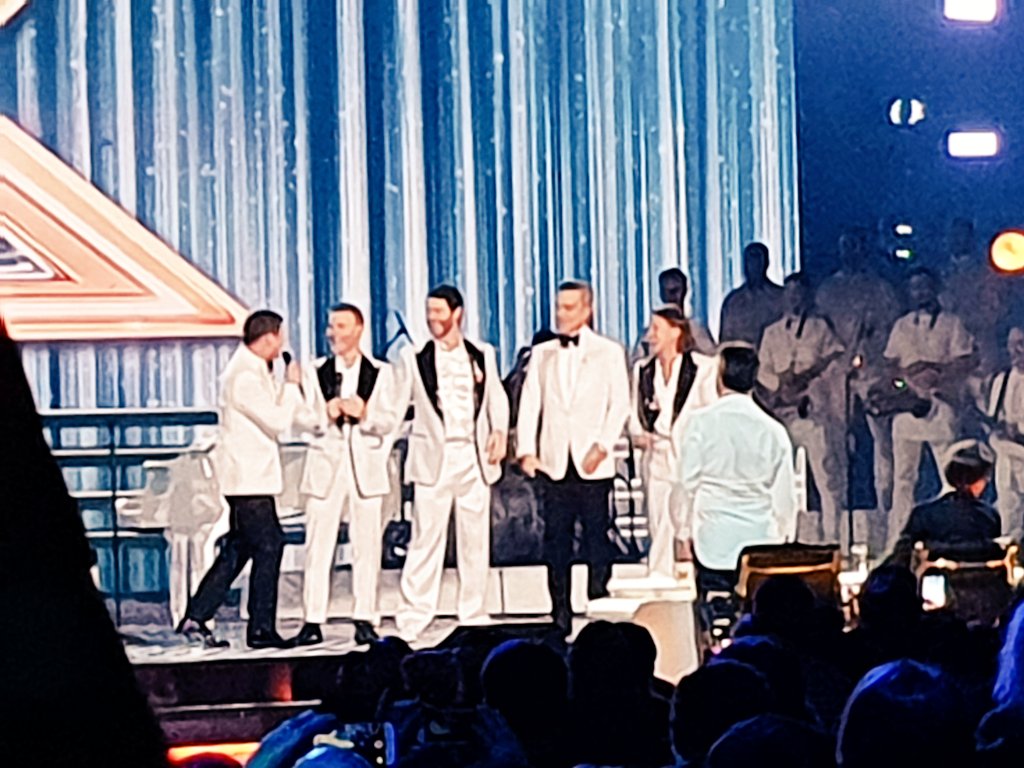 lisavwcamper's tweet photo. @HowardDonald @XFactorUK2018 @robbiewilliams Honestly I have never felt so happy as I do d tonight seeing you guys up there singing your hearts out!! You guys are is it amazing and looked incredible up there! I am so so proud of you guys!! ♥️♥️😘😘 #TT4ever #EverythingChangesbutYou xxx https://t.co/eBM5mn97bA