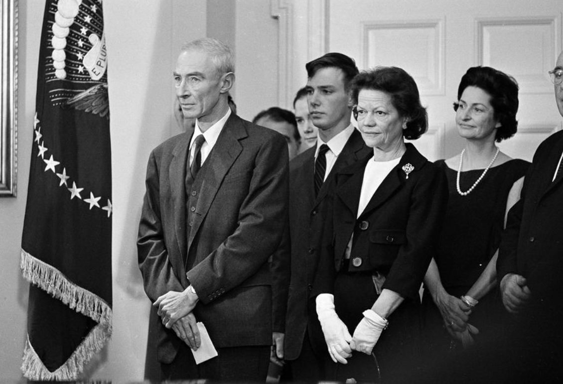 Dr. Jeffrey Guterman on X: "The Enrico Fermi Science Award was awarded to J. Robert Oppenheimer (far left) in a ceremony at the White House on this date December 2 in 1963.