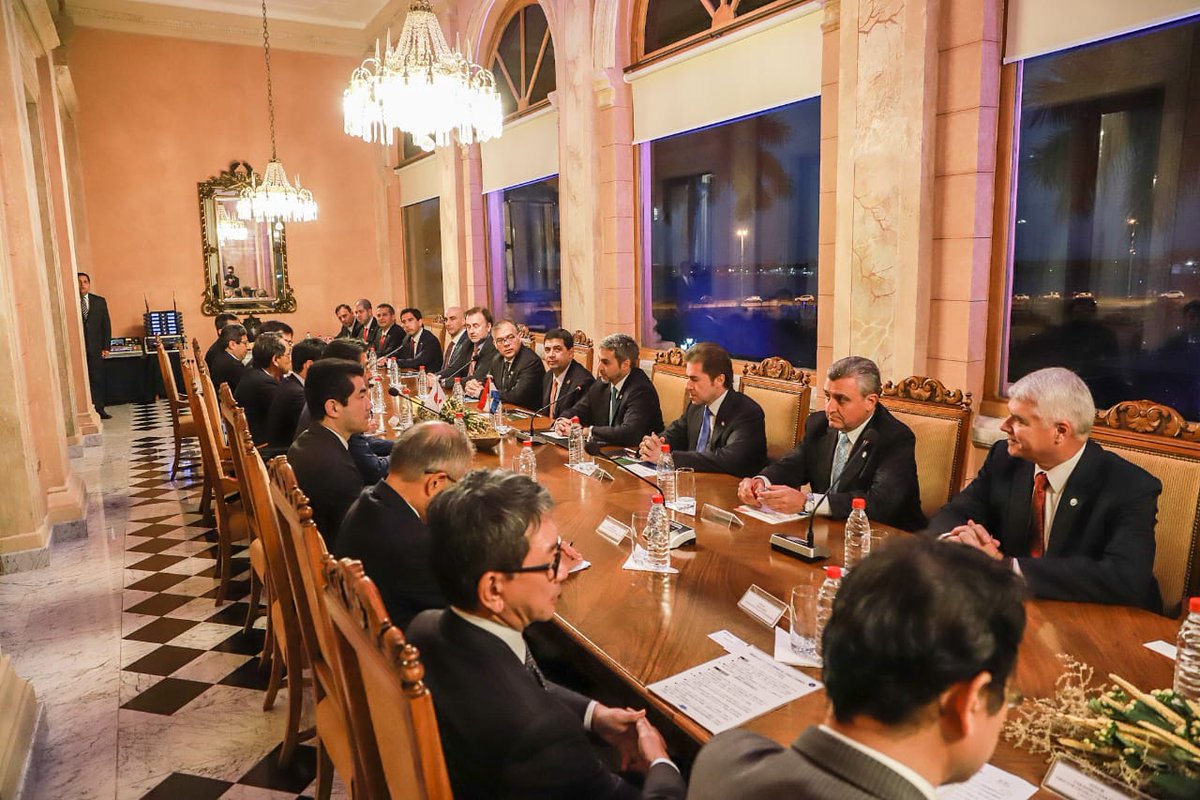 PresidenciaPy's tweet photo. Los jefes de Gobierno @MaritoAbdo y @AbeShinzo mantienen una reunión ampliada, en el Palacio de López, en donde participan los ministros de ambos países.
#ParaguayJapón 🇵🇾🇯🇵 https://t.co/XWvxGwKBDy