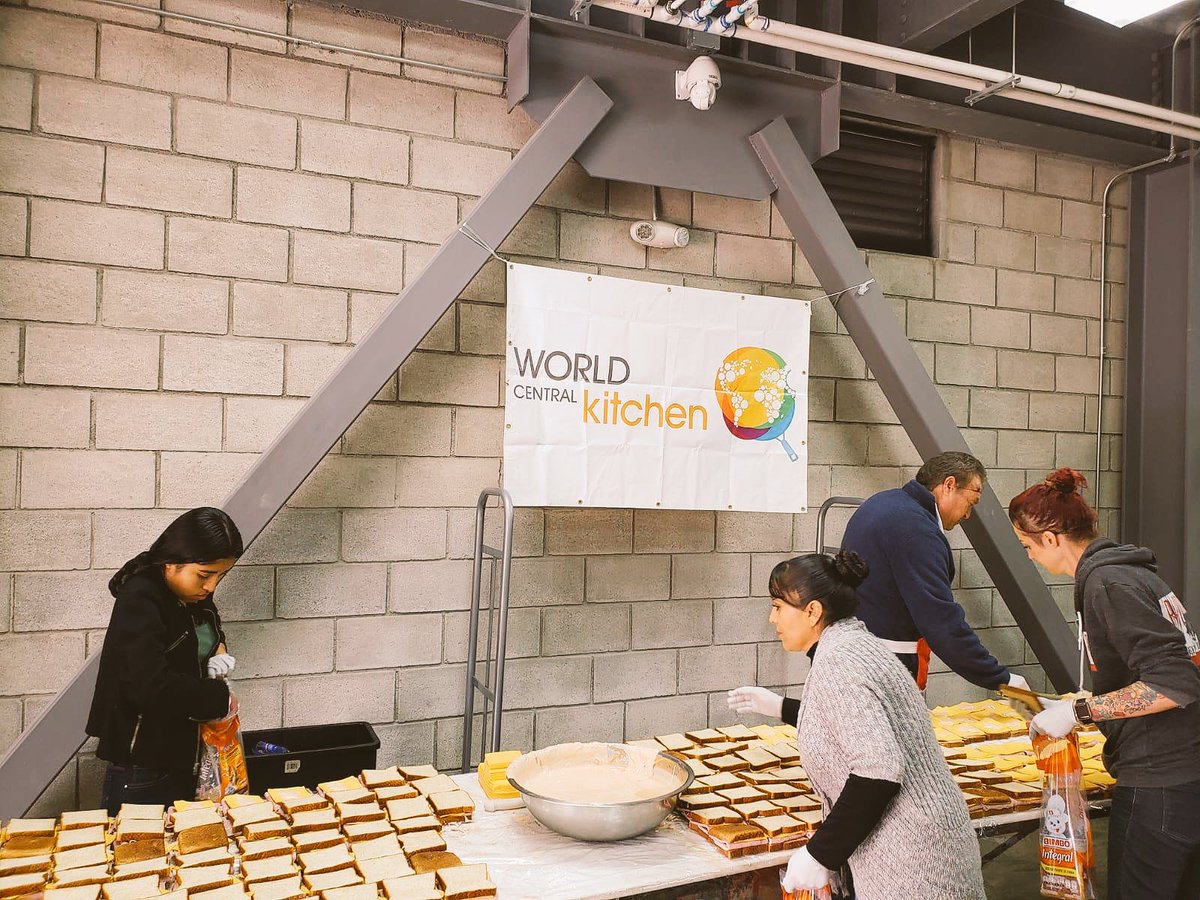 chefjoseandres's tweet image. Proud to announce that @WCKitchen  team has been in place the last few days already feeding 3k refugees a day in Tijuana. Feeding families, mothers and children’s in need of a plate of food. Is the human thing to do. Partnering with local churches next! #ChefsForThePeople
