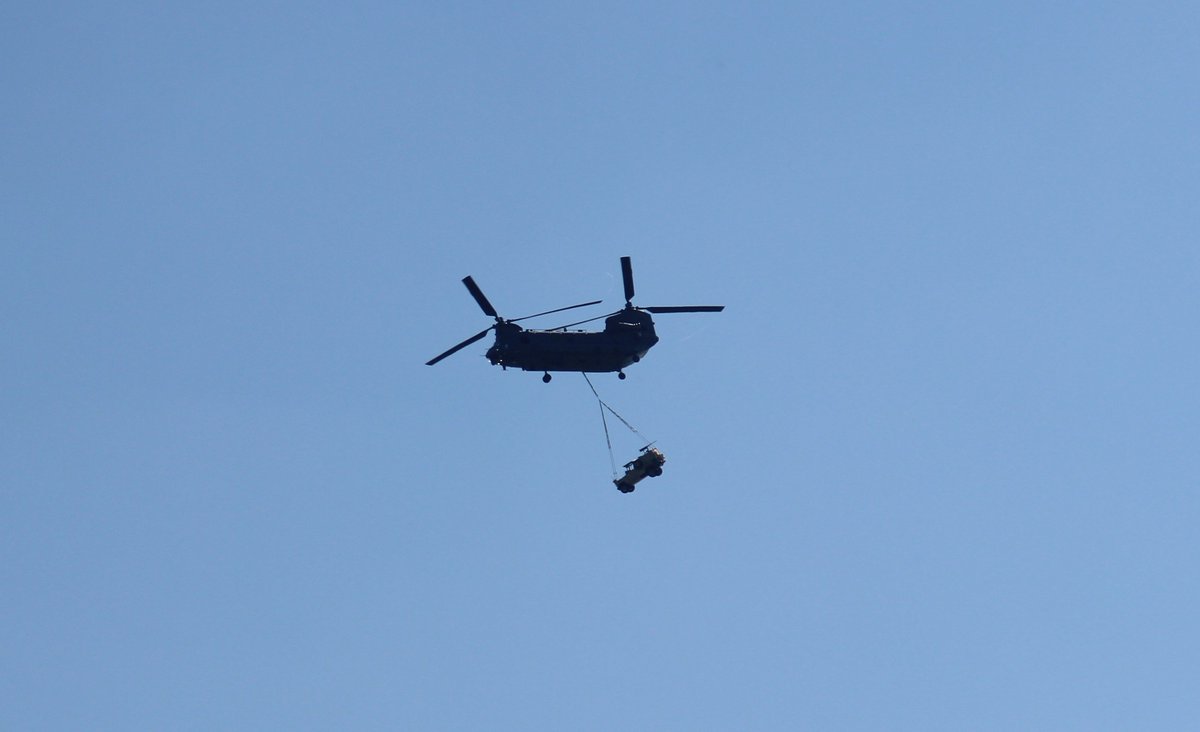 IcknieldRunner's tweet photo. 😍 it when you fly over #Chiseldon @NorthWessexAONB @BritishArmy @RoyalAirForce  #LiddingtonCastle pls support @ChiseldonGroup sign &amp; RT the petition to save @NorthWessexAONB https://t.co/pQmkKgvbrc  😍 a RT will earn you more #bird #birding photos @armyengagement https://t.co/Ja88zK5Dk8