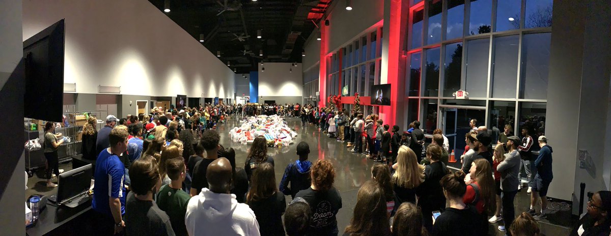 TCTransformers's tweet photo. Thank you to all the Transformers who contributed time, money, and so much love to #RollOutHope to families in need this Christmas. 1,971 gifts are going to some very happy kids this month! https://t.co/fDZkEj0AVB
