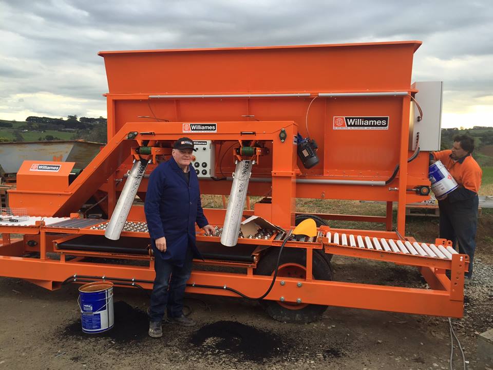 WilliamesPtyLtd's tweet photo. Some more shots of the Williames Pot Fillers. These machines allow the user to control the speed of the conveyor belt as well as the intensity of the soil fill. As with all of our machines, they are robustly constructed for long-lasting use #SmartHort #Horticulture https://t.co/Ngx3H5mxHZ
